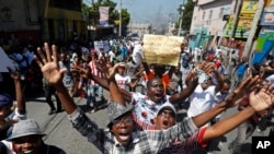 Para pengunjuk rasa yang menuntut pengunduran diri Presiden Haiti Jovenel Moise di Port-au-Prince, Haiti, 13 Oktober 2019