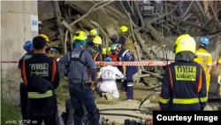 ပြိုကျတံတားအောက်မှာ ပိတ်မိနေသော အလုပ်သမားများအား ထိုင်းကယ်ဆယ်ရေးအဖွဲ့မှ ကယ်ထုတ်ကူညီနေ (Photo- Department of Disaster Prevention)