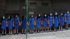 Estudiantes con máscaras se toman de las manos para rodear el St. Stephen's Girls' College en Hong Kong, el lunes 9 de septiembre de 2019.