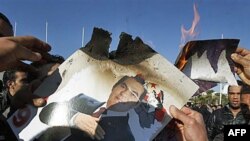 Người biểu tình đốt ảnh của cựu Tổng thống Tunisia Zine el-Abidine Ben Ali trong một cuộc biểu tình ở Tunis, 24/1/2011