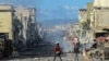 Orang-orang berjalan di jalan yang sepi menjelang penembakan geng di pusat kota di Port-au-Prince. (Foto: AFP)