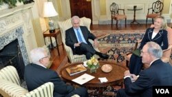 Menlu AS Hillary Clinton dan utusan khusus AS George Mitchell (kanan) dalam pertemuan trilateral dengan PM Netanyahu dan Presiden Abbas (kiri) di kantor Deplu AS, hari ini 2 September 2010.