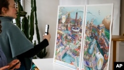 ফাইল - সাংবাদিকরা ফ্রান্সের ইভরি-সুর-সেইনে প্যারিস ২০২৪ অলিম্পিক এবং প্যারালিম্পিক পোস্টারের ছবি তুলছেন। (২০ ফেব্রুয়ারি, ২০২৪ ) 