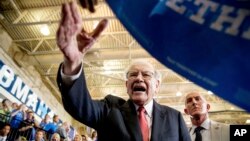 Berkshire Hathaway Chairman and CEO Warren Buffett shakes hands with members of the audience after speaking at a rally for Democratic presidential candidate Hillary Clinton at Omaha North High Magnet School in Omaha, Nebraska, Aug. 1, 2016.