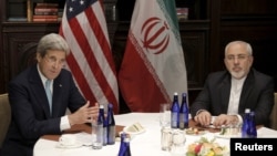 Pertemuan antara Menteri Luar Negeri AS John Kerry (kiri) dan Menlu Iran Mohamad Javad Zarif di New York, Jumat (22/4).