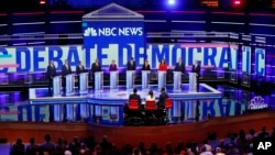 Vue du plateau du débat des démocrates à Miami.
