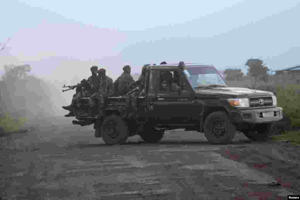 Soldiers from the Democratic Republic of Congo arrive on a military truck near the town of Kibumba at its border with Rwanda after fighting broke out, June 11, 2014. 