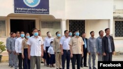 មន្ត្រី​នៃ​មន្ទីរ​រៀបចំ​ដែនដី​ខេត្ត​ប៉ៃលិន​នាំ​គ្នា​ឈរ​គោរព​ទង់ជាតិ។ (រូបថត​ពី​ទំព័រ​ហ្វេសប៊ុក​មន្ទីរ​រៀបចំ​ដែនដី​ខេត្ត​ប៉ែលិន)