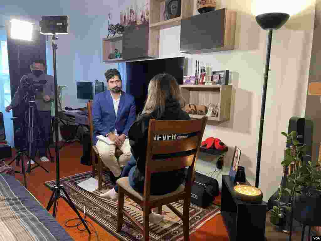 پشت صحنه فیلمبرداری مصاحبه بخش فارسی صدای آمریکا با هانیه دهقان، همسر منصور اثنی عشری، از جان باختگان پرواز پی اس ۷۵۲