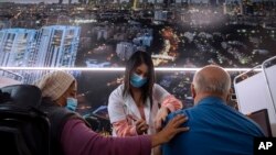 Arhiv - Vakcinacija u Tel Avivu u Izraelu, (Foto: AP/Oded Balilty)