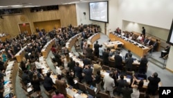 Delegados en la sede de las Naciones Unidas aplauden de pie el resultado de la votación para adoptar un instrumento jurídicamente vinculante para prohibir las armas nucleares, llevando a su total eliminación. 7 de julio de 2017. Las naciones que tienen armas nucleares boicotearon la conferencia.