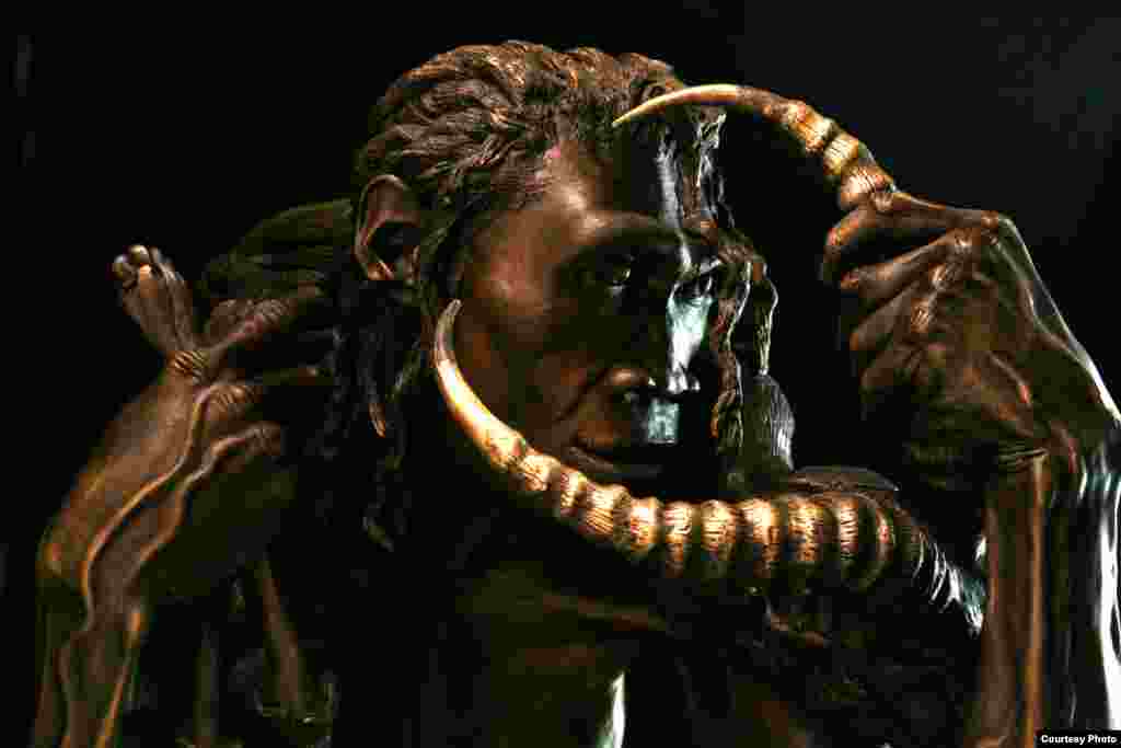 The resulting bronze sculpture in the Human Origins exhibit at the National Museum of Natural History in Washington. (John Gurche, “Shaping Humanity”)