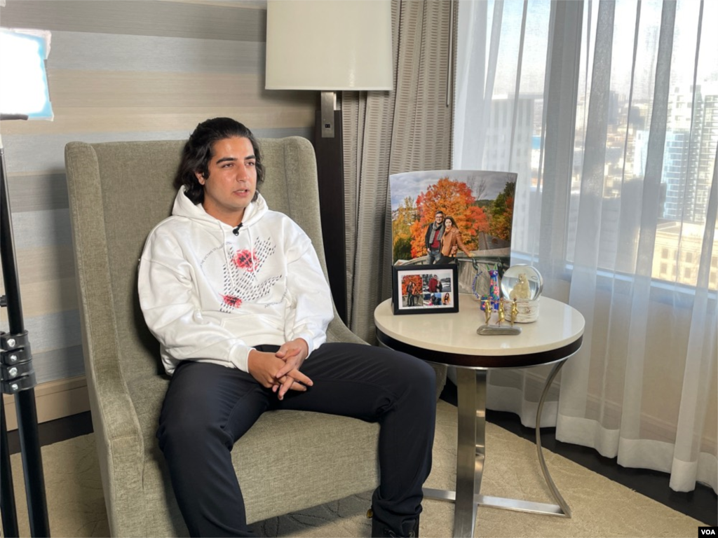 ​پشت صحنه فیلمبرداری مصاحبه بخش فارسی صدای آمریکا ​با آرش مرتب. آروین مرتب و آیدا فرزانه، برادر و زن برادر آرش مرتب، از جان باختگان پرواز پی اس ۷۵۲ بودند.