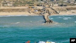 Sur cette photo fournie par l'armée israélienne, l'aide humanitaire transportée par un navire de l'organisation World Central Kitchen, arrive dans l'espace maritime de la bande de Gaza, le 15 mars 2024. 