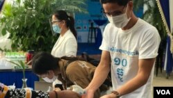 រូប​ឯកសារ៖ អ្នក​ចូលរួម​លាងសម្អាតដៃ​ដោយ​ទឹក​អាល់​កុល​ ក្នុងពិធីប្រារព្ធ​ទិវាសិទ្ធិមនុស្ស​អន្តរជាតិ​១០ធ្នូ​នៅ​មជ្ឈ​មណ្ឌល​សម្ព័ន្ធ​ភាព​ការងារ​ និង​សិទ្ធិមនុស្ស នា​ទីក្រុង​ភ្នំពេញ​ ថ្ងៃទី​១០ ខែ​ធ្នូ ឆ្នាំ​២០២០។ (ហ៊ុល រស្មី​/វីអូអេ)​​​