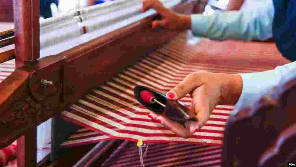 អ្នក​ចូលរួម​ម្នាក់​ត្បាញ​ក្រមា​លើ​កី​តម្បាញ​ ដែល​ដាក់​សម្រាប់​កម្មវិធី​ត្បាញ​ក្រមា​ខ្មែរ​​​វែងជាង​គេ​ ឲ្យ​បាន​ប្រវែង​​​ ​១០០០​ ម៉ែត្រ​ ដើម្បី​ចុះ​ក្នុង​កំណត់ត្រា​​ឯតទគ្គ​កម្ម​ពិភពលោក​ សម្រាប់កម្ពុជា​ក្នុង​ឆ្នាំ​២០១៨​ នៅ​ក្នុង​វាល​ព្រះមេរុ នៅរាជធានី​ភ្នំពេញ​, នៅថ្ងៃទី​ ១៤ ខែ​កុម្ភៈ​ ឆ្នាំ​២០១៨។ (ខាន់ សុគុំមនោ​/ VOA)&nbsp;