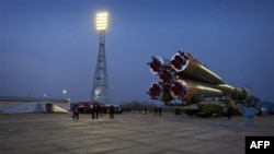Phi thuyền Soyuz TMA-20 được đưa đến bệ phóng, ở Baikonur, Kazakhstan, 13/12/2010