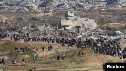 Раселени Палестинци се враќаат во своите домови во северниот дел на Газа, во услови на прекин на огнот меѓу Израел и Хамас, во близина на градот Газа