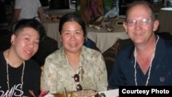 Sandy Phan Gillis (tengah) tampak dalam foto yang tak bertanggal dan tanpa keterangan bersama suaminya Jeff Gillis (Foto: Atas Perkenan – SaveSandy.org)