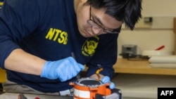 ԱՄՆ Տրանսպորտի անվտանգության ազգային խորհրդի (National Transportation Safety Board) աշխատակիցներն ուսումնասիրում են Պոտոմակ գետում կործանված American Airlines-ի մարդատար ինքնաթիռի «սև արկղերը»։ Վաշինգտոն, հունվարի 31, 2025թ․։