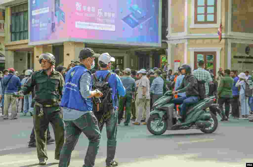 ទិដ្ឋភាព​នៃ​ការ​ជួបជុំ​ ដើម្បី​​ប្រារព្ធ​ខួប​បួន​ឆ្នាំ​នៃ​ឃាតកម្ម​លើ​លោក​ កែម​ ឡី នៅ​បរិវេណ​ស្ថានីយ៍​ប្រេងឥន្ធនៈ​កាល់តិច​ ស្តុប​បូកគោ​ រាជធានី​ភ្នំពេញ​ ថ្ងៃ​ទី​៨ ខែក្កដា​ ឆ្នាំ២០២០។ (ហ៊ាន សុជាតា​/វីអូអេ)