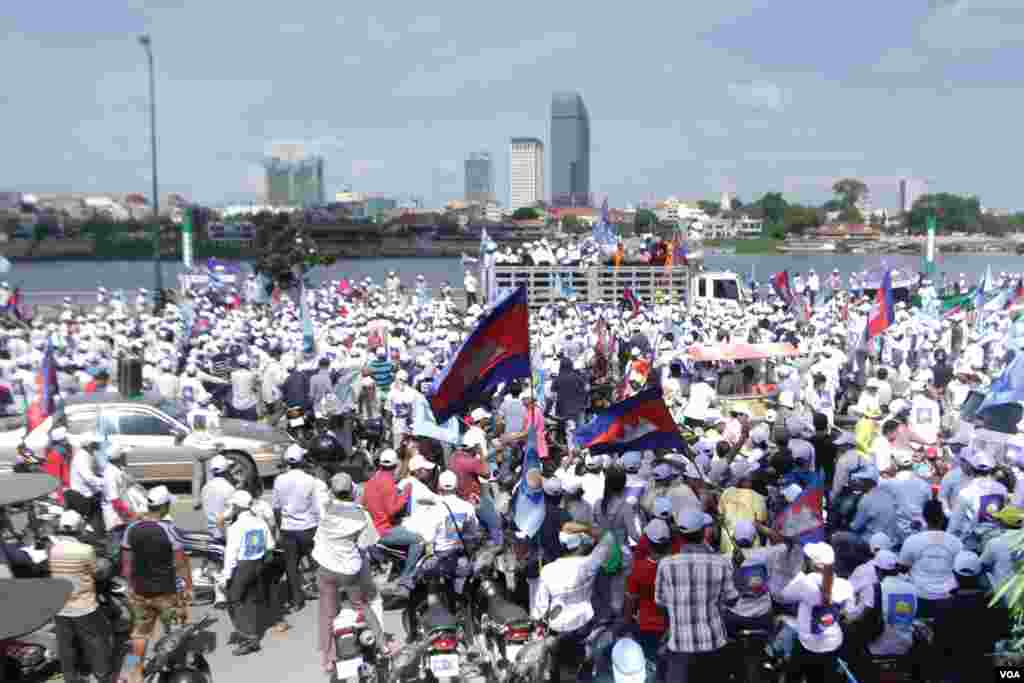 ទិដ្ឋភាពការដង្ហែក្បួនឃោសនាបោះឆ្នោតថ្ងៃចុងក្រោយរបស់គណបក្សសង្រ្គោះជាតិ កាលពីព្រឹកថ្ងៃទី០២ ខែមិថុនា ២០១៧។(អូន ឆេងប៉រ/VOA)