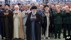 نماز جمعه عید فطر به امامت علی خامنه‌ای، رهبر جمهوری اسلامی، و جمعی از مقامات ارشد سیاسی و نظامی حکومت ایران