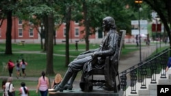 美国哈佛大学校园里的约翰·哈佛塑像。（2019年8月13日）