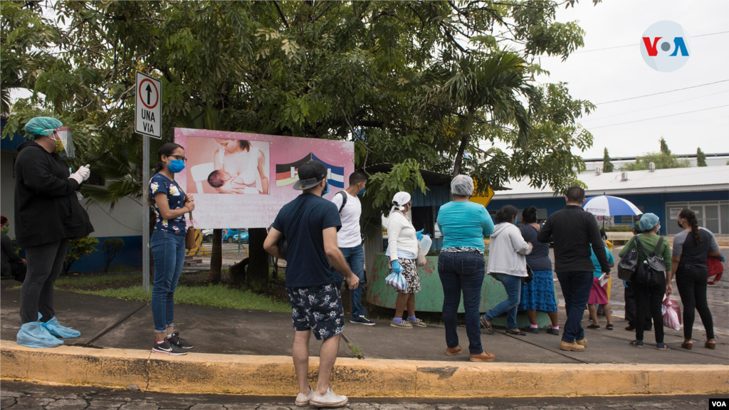 Familiares de pacientes de COVID-19 hacen filas en un hospital público en Nicaragua. [Foto: Houston Castillo Vado/VOA]