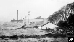 En esta foto de archivo del 15 de octubre de 1954, las mareas altas, azotadas por el huracán Hazel, destruyen barcos y edificios en Swansboro, Carolina del Norte, mientras la tormenta azota la costa atlántica. 