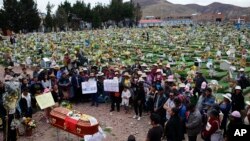 Deudos se preparan para enterrar a Marco Quispe, de 54 años, que murió en los enfrentamientos contra la policía, en el cementerio de Juliaca, Perú, el 12 de enero de 2023. 