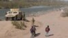 Imagen de archivo de un grupo de migrantes de Venezuela camina a lo largo de las orillas del río Grande en Texas, EEUU.