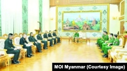 ထိုင်း ဘုရင့်ကြည်းတပ်ဦးစီးချုပ်ရုံး ဗိုလ်ချုပ်ကြီး Direk Bongkarn (ဒီရစ်ဘွန်ကန်) နဲ့ စစ်ကောင်စီ ဒုတိယတပ်မတော် ကာကွယ်ရေး ဦးစီးချုပ် ဒုတိယဗိုလ်ချုပ်မှူးကြီး စိုးဝင်းတို့ နေပြည်တော်ရှိ ဘုရင့်နောင်ရိပ်သာဧည့်ခန်းမဆောင်မှာ တွေ့ဆုံနေကြစဉ် (ဇန်နဝါရီ ၂၁၊ ၂၀၂၅)