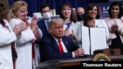 El presidente Trump firmó tres decretos el viernes 24 de julio para reducir el precio que los estadounidenses pagan por los medicamentos en una de las partidas del Medicare.