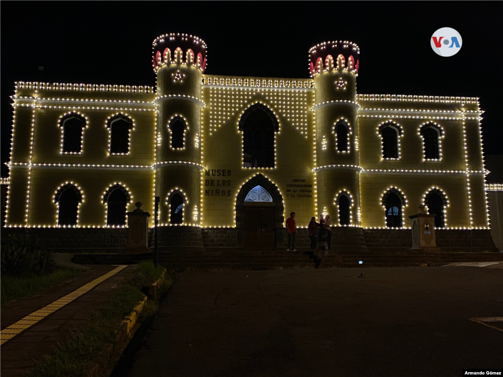 En la imagen la fachada nocturna del Museo de los Niños, ubicado en el complejo Centro Costarricense de la Ciencia y la Cultura en San José, Costa Rica. Foto Armando Gómez.