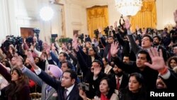 হোয়াইট হাউস সংবাদ সম্মেলনে সাংবাদিকরা দৃষ্টি আকর্ষণ করার চেষ্টা করছেন। ফটোঃ ১৩ ফেব্রুয়ারি, ২০২৫।