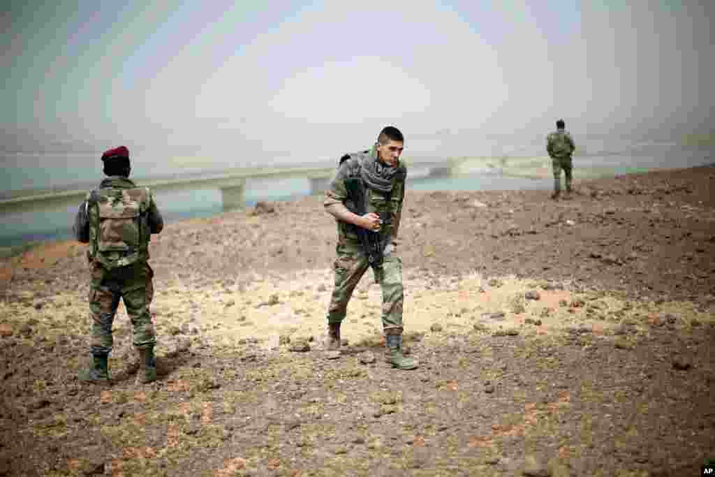 During an official visit organized by the French military, French troops are positioned overlooking the bridge crossing the river Niger at the entrance of Gao, Mali, January 31, 2013.