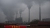 Asap menyembur dari pembangkit listrik berbahan bakar batu bara di dekat Datong, di provinsi Shanxi utara China, 19 November 2015. (GREG BAKER / AFP)