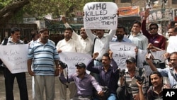 Pakistani journalists protest against a killing of a Pakistani journalist Saleem Shahzad, in Hyderabad, Pakistan, June 1, 2011.