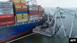 Esta captura de pantalla, cortesía de la Junta Nacional de Seguridad del Transporte tomada el 27 de marzo de 2024, muestra parte del marco de acero del Puente Francis Scott Key encima del buque Dali después de que el puente se derrumbara en Baltimore, Maryland.