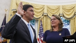 Mark Esper, à gauche, est assermenté en tant que secrétaire à la Défense par le juge de la Cour suprême, Samuel Alito, dans le bureau ovale de la Maison Blanche à Washington, le 23 juillet 2019.