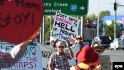 Aktivis pembela pengungsi berunjuk rasa di luar kantor Menteri Imigrasi Australia. Peter Dutton. Brisbane, Australia.