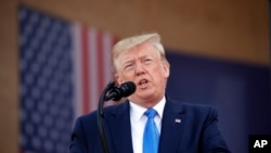 El presidente Donald Trump informó, a través de su Twitter, que "los aranceles programados que iban a entrar en vigencia el lunes, contra México, están suspendidos indefinidamente".