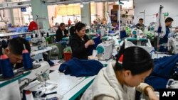 တရုတ်နိုင်ငံတောင်ပိုင်း ဂွမ်ဒေါင်းခရိုင်၊ Guangzhou မြို့က အထည်ချုပ်စက်ရုံမြင်ကကွင်း။ (ဖေဖေါ်ဝါရီ ၂၀၊ ၂၀၂၅) 