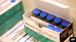 En esta foto de archivo del 27 de marzo de 2019, los viales de la vacuna contra el sarampión, las paperas y la rubéola se encuentran en un refrigerador en el Departamento de Salud del Condado de Rockland en Pomona, Nueva York.