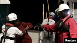 Надання допомоги африканським мігрантам в Середземному морі