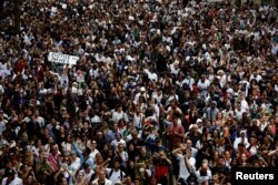 La gente asiste a una marcha en homenaje a Nahel, un adolescente de 17 años asesinado por un oficial de policía francés durante una parada de tráfico, en Nanterre, suburbio de París, Francia, el 29 de junio de 2023. REUTERS/Sarah Meyssonnier