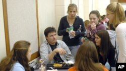 Scott Greene, (l), facing camera, a youth minister with the Warsaw Community Church is surrounded by students at lunch at Warsaw High School, March 9, 2006, in Warsaw, Ind. 