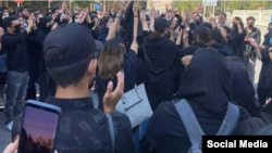 تلفن همراه در حال ثبت اعتراضات دانشجویان در ایران ـ آرشیو