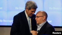 آقای کری گفت: "این حضور من با آزادی جیسون بهتر شد."